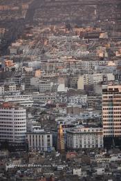 Image du Maroc Professionnelle de  Sur cette image réalisée le 12 Janvier 2009, on découvre au premier plan l’ancienne médina dont l’extension à l’Est de Casablanca a été bloqué par des constructions de plusieurs étages et ce depuis 1930, la nouvelle Horloge près de la place des nations Unies et à sa droite le premier bâtiment aux nombreux étages de l'hôtel Excelsior construit à partir de 1914. (Photo / Abdeljalil Bounhar)